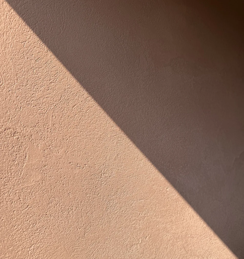 Oltre Style 22 kitchen wall finish in raking light